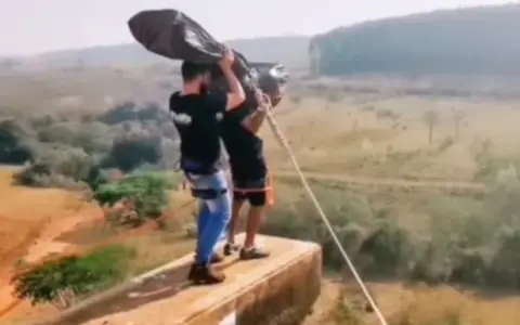 Este video publicó el instructor de bungee hoy preso simulando tirar un cadáver