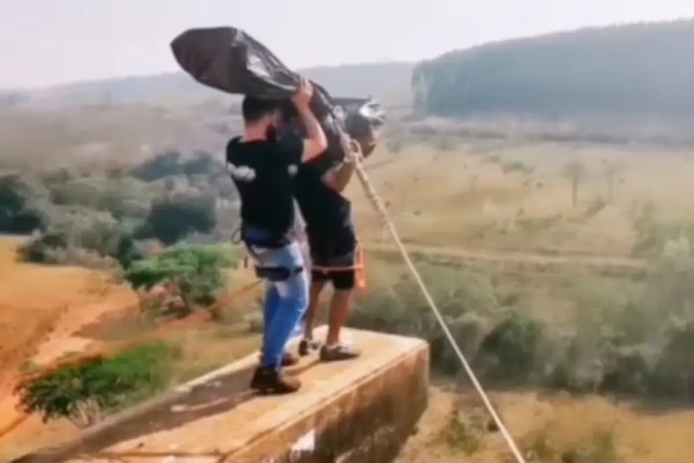 Este video publicó el instructor de bungee hoy preso simulando tirar un cadáver