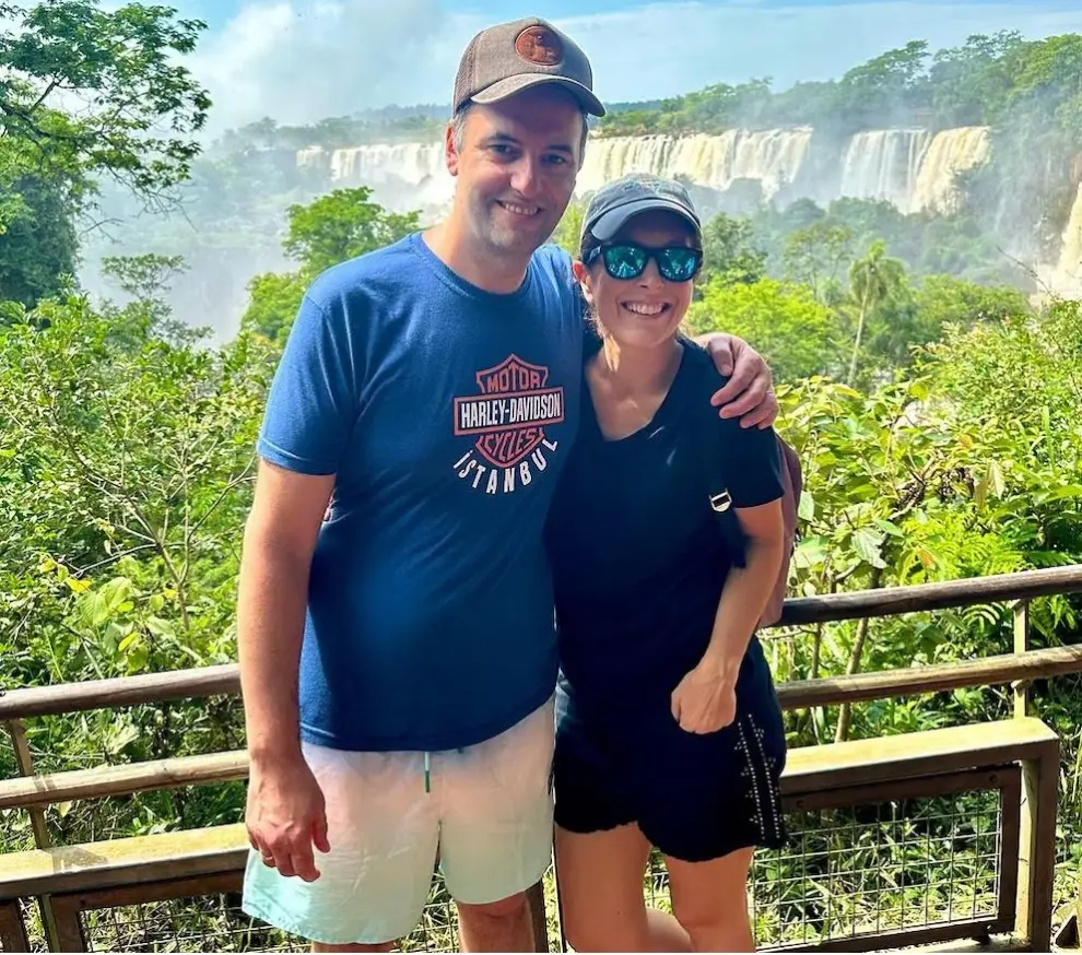 Manuel Adorni y su esposa, Bettina Angeletti en las Cataratas del Iguazú