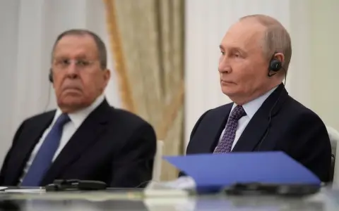 El ministro de Asuntos Exteriores ruso, Serguéi Lavrov, junto a  Vladimir Putin (Pavel Bednyakov/Vía REUTERS)