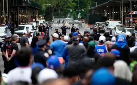 Los disparos en Times Square desataron pánico entre turistas después del desfile de los New York Knicks en Nueva York (REUTERS/Edu