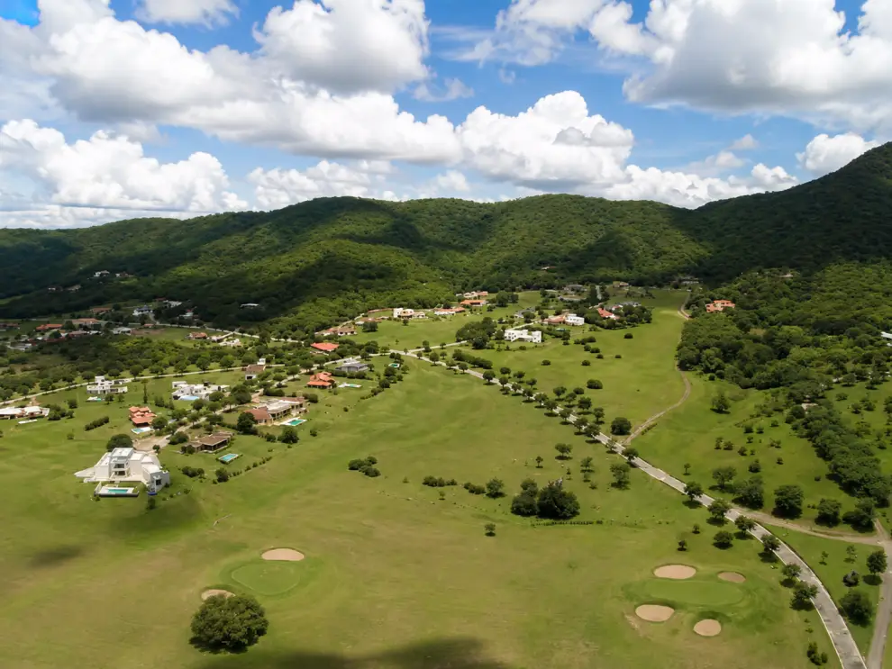 Vista aérea de Valle Escondido, un barrio cerrado de zona norte.