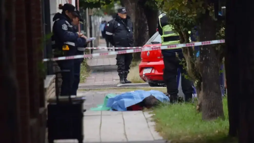 El hombre terminó muriendo en la vía pública.