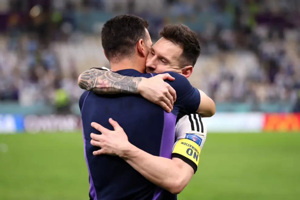 Lionel Scaloni y Lionel Messi en un gesto de compañerismo y contención.