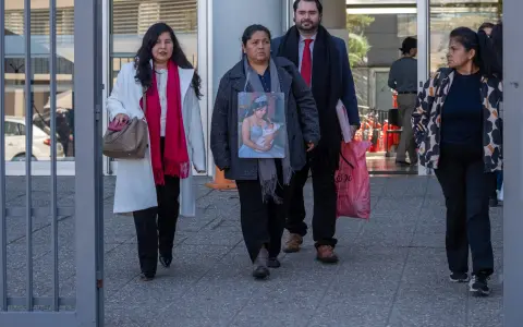 Mariana Aranda y sus abogados después de la reunión con el procurador 