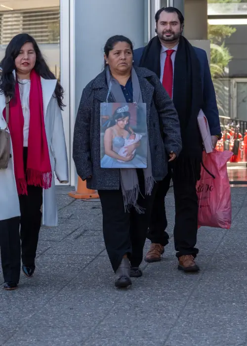 Mariana Aranda y sus abogados después de la reunión con el procurador 