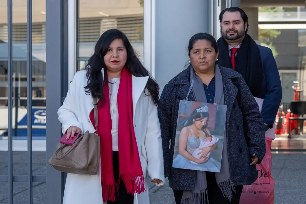Mariana Aranda y sus abogados después de la reunión con el procurador 