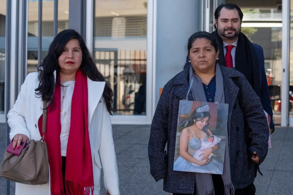 Mariana Aranda y sus abogados después de la reunión con el procurador 