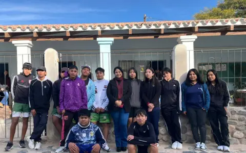 Los alumnos del colegio secundario rural de Angastaco junto a su profesora Cecilia Hernández.