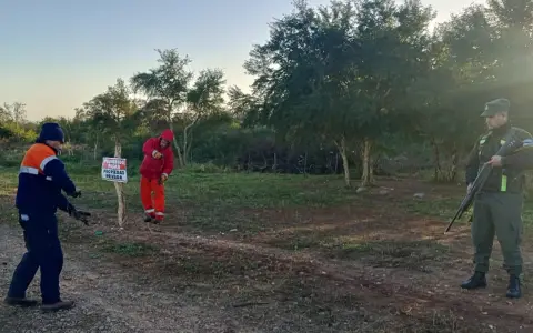 Empleados de Vialidad Nacional y de Gendarmería en Salta, sacando el perímetro ilegal sobre la RN 50.