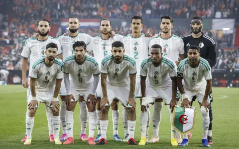 La formación de Argelia, cuya federación se quejó ante la FIFA por el arbitraje del partido ante Argentina.