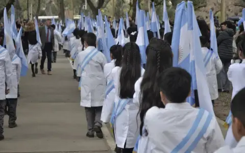 Estudiantes salteños juran fidelidad a la bandera.