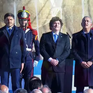 Con un discurso histórico lejos de la coyuntura, Milei encabezó el acto por el Día de la Bandera: el abrazo a Adorni y el desplante a Villarruel