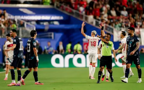 Miguel Almirón es expulsado por la nueva reglamentación FIFA.