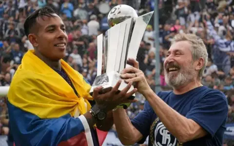 Sebastián Villa junto a Daniel Vila, tras la conquista de Independiente Rivadavia de la Copa Argentina 2025.
