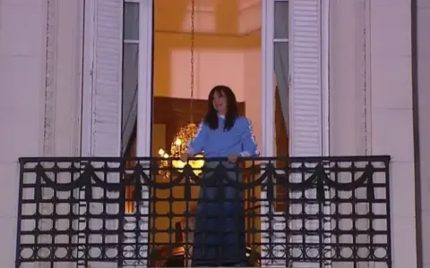 Cristina salió al balcón y saludó a la militancia.