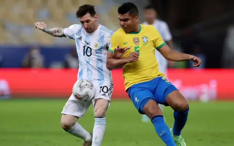 Lionel Messi y Casemiro, en una de sus tantas batallas enfrentados, en el Argentina-Brasil de la final de la Copa América 2021 en el Maracaná.
