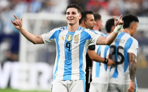 Julián Álvarez, festejando un gol con la camiseta de la Selección argentina.