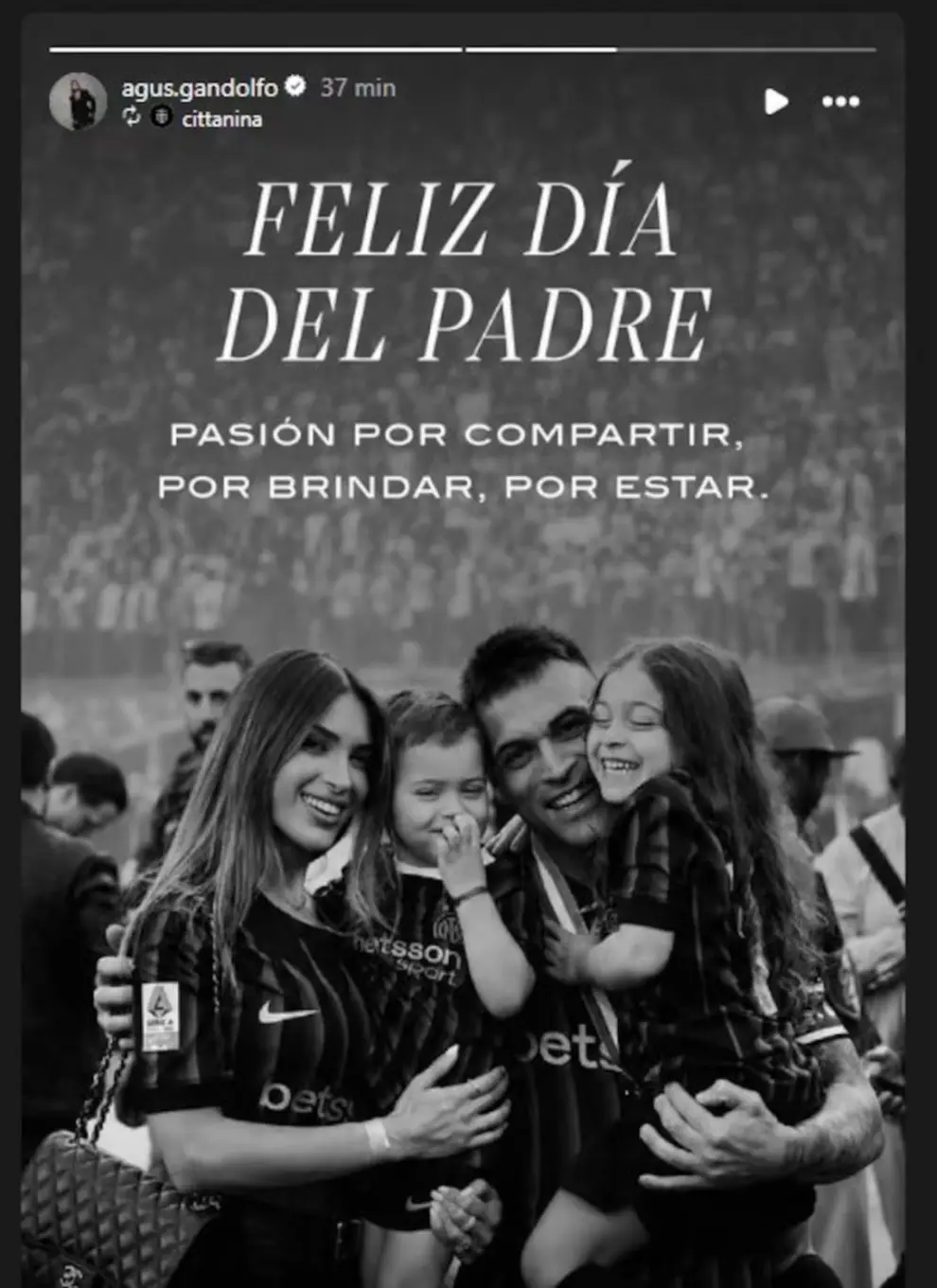 Lautaro Martínez, junto a su esposa Agustina Gandolfo, y sus hijas.
