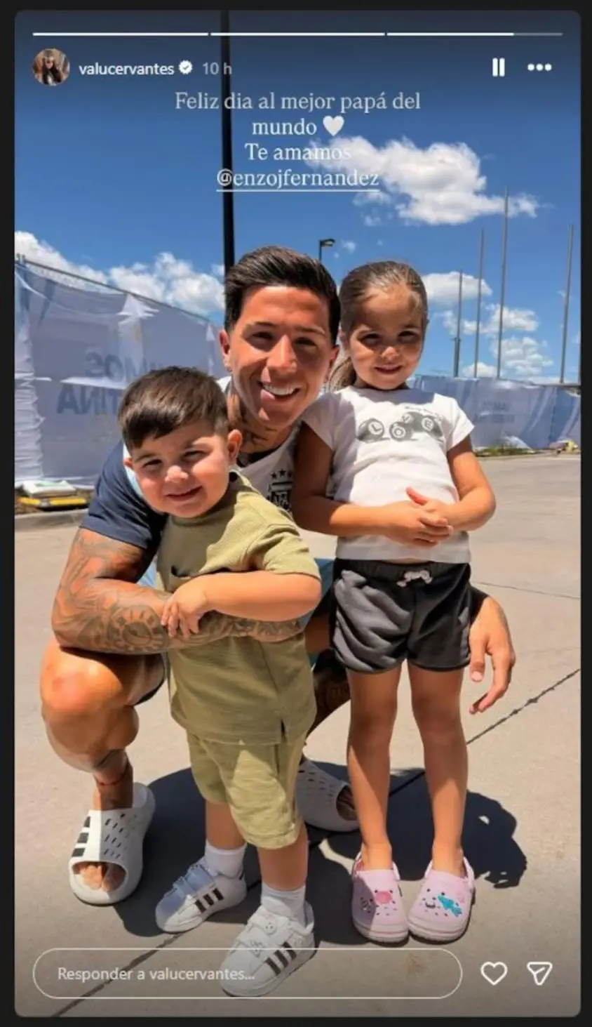 Enzo Fernández y sus dos pequeños hijos.