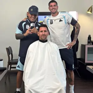 Nuevo look, misma ilusión: Messi pasó por la peluquería antes de Austria y sorprendió con un retoque en plena Copa del Mundo