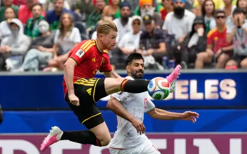 Kevin De Bruyne, de Bélgica, en un infructuoso arresto ofensivo de los europeos.