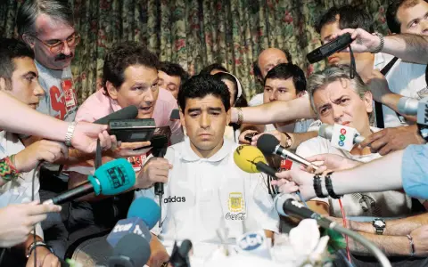 Diego Armando Maradona, rodeado de periodistas, tras confirmarse aquel fatídico doping en el Mundial de Estados Unidos de 1994.