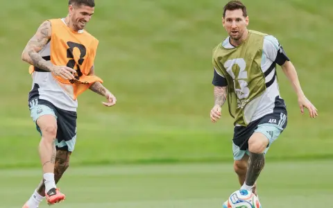 Lionel Messi, Rodrigo De Paul, y una práctica con pelota distendida antes de volar a Dallas para enfrentar a Austria.