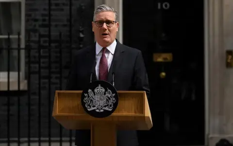 Keir Starmer presentó su renuncia como primer ministro británico.