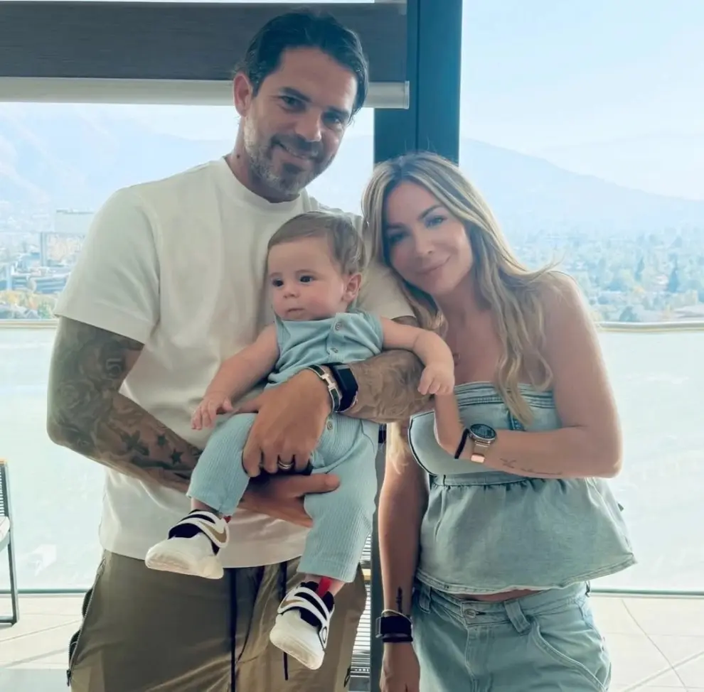 Fernando Gago junto a su esposa y su bebé.