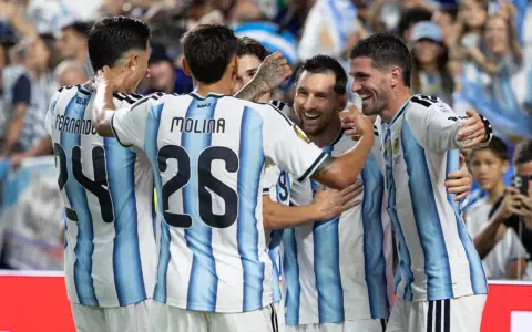 Tan solo hay un cambio en el equipo y es la inclusión de Molina por Montiel