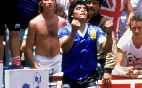 Maradona eterno, en el momento de la explosión en el Azteca tras convertir su gol más maravilloso.