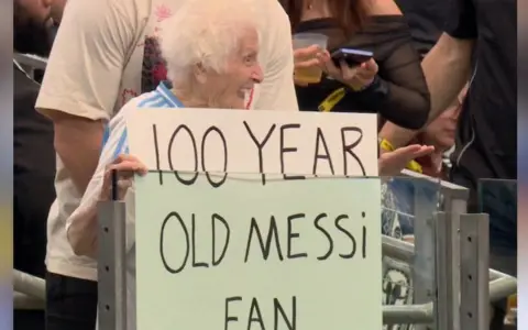 Pauline Kana dijo presente en el estadio de Dallas para el doblete de Messi y el triunfo ante Austria