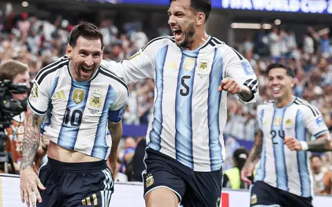 El festejo de Lionel Messi con su asistidor en el segundo gol, Leandro Paredes.