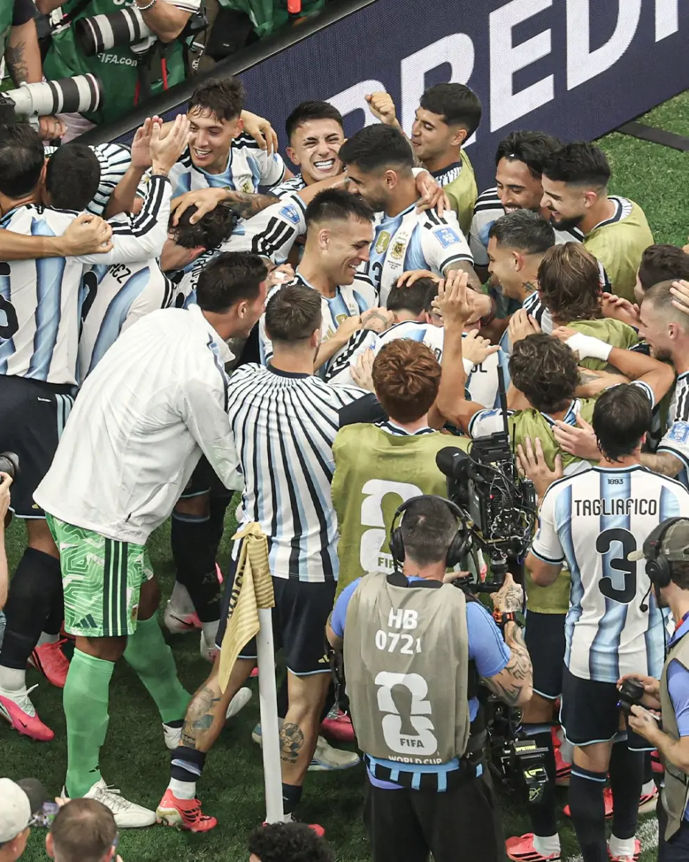 Todos abrazan a Lionel Messi, que tuvo otra jornada consagratoria con la Selección argentina.