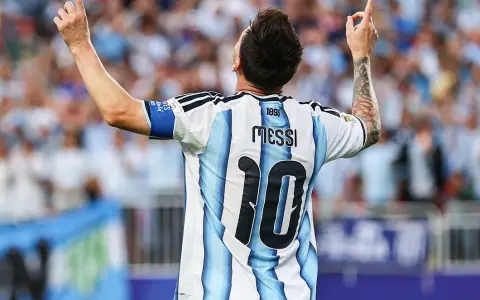 Lionel Messi, con la 10 en la espalda y una catarata de récords superados en mundiales.