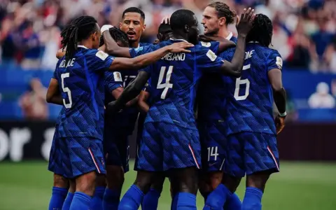 Todos abrazan a Kylian Mbappé, autor de un gol de gran factura para la victoria de Francia ante Irak en Filadelfia.