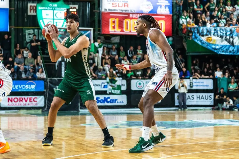 Rivero pivotea frente a un rival, el primer salteño en coronarse en la máxima división.