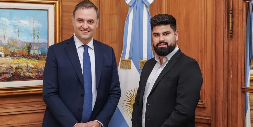 Manuel Adorni con el nuevo secretario de Prensa y Comunicación, Fabián Fernández.