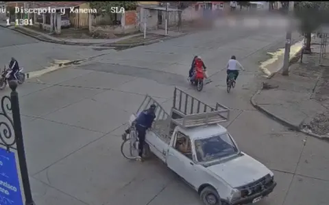 Momento en que el ciclista impacta con la camioneta.