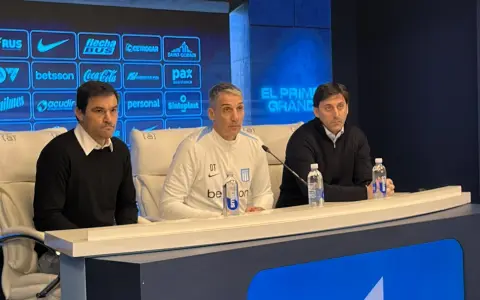 Juan Pablo Vojvoda, en la presentación como nuevo DT de Racing, escoltado por Diego Milito y Sebastián Saja.