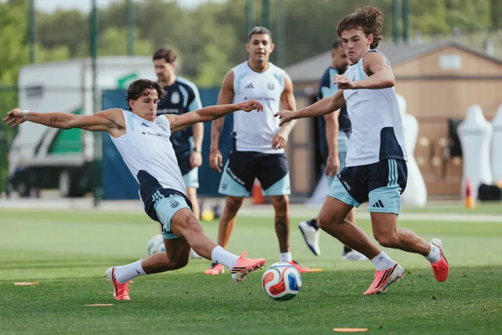 Giuliano Simeone y Nico Paz podrían sumar minutos en la Selección Argentina contra Jordania.