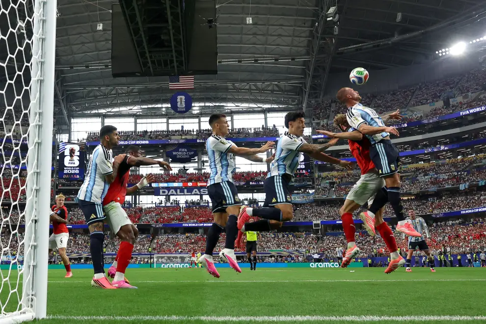 La Selección Argentina defendiendo un corner de Austria en Dallas