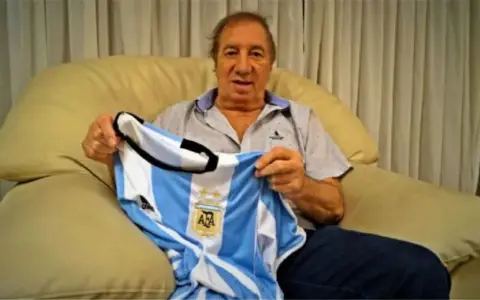  El hermano de Carlos Salvador Bilardo, Jorge, reveló cómo vive el ex entrenador cada partido de la selección argentina, pese a su delicado estado.