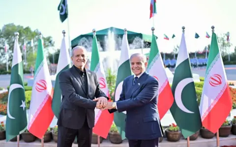 El presidente de Irán, Masoud Pezeshkian de visita en Pakistán, recibido por el primer ministro, Shehbaz Sharif