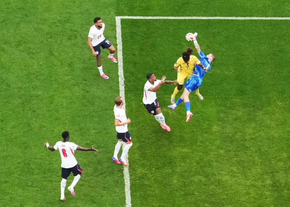 Uno de los ataques de Ghana frente a la siempre complicada selección inglesa. (Crédito: Reuters/Peter Cziborra)