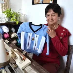 La historia de la abuela salteña que tejió buzos de la Argentina para sus nietos y se volvió viral