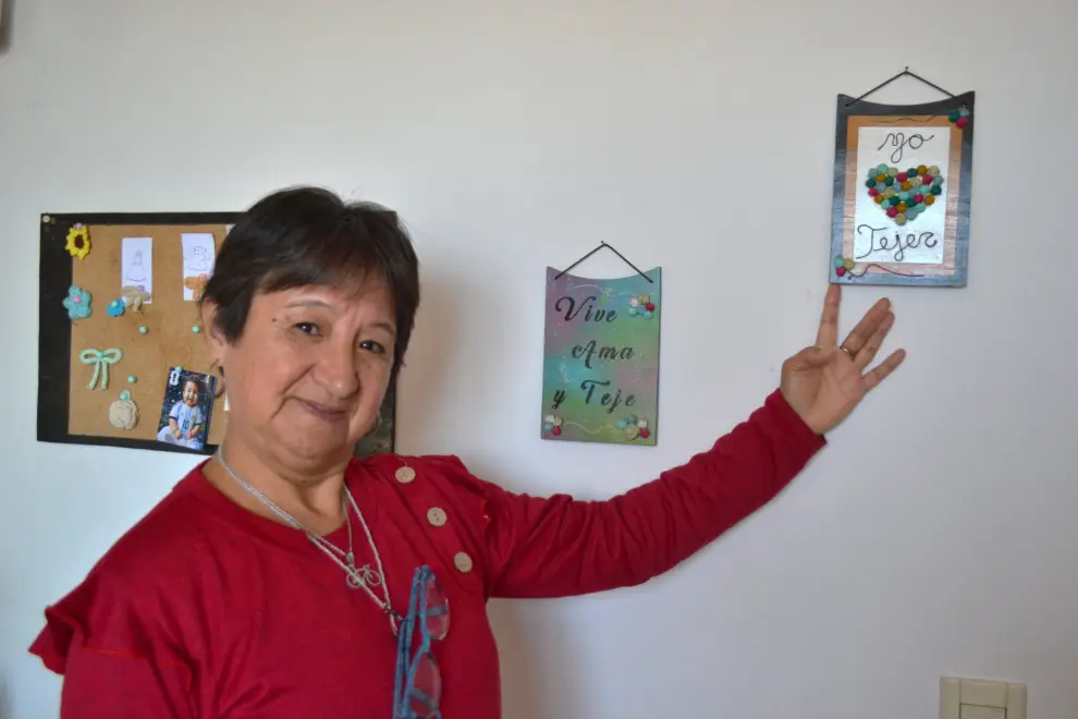 Sonia López en el pequeño taller que tiene en su departamento
