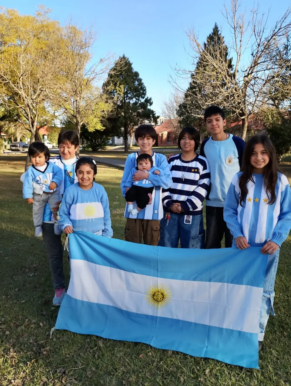 Sonia junto a sus nietos y todos los diseños especiales que realizó para ellos