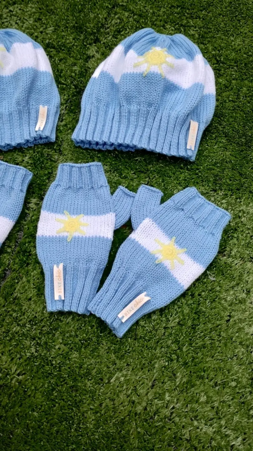 Gorritos y guantes de Argentina que se pueden conseguir en tienda chimchim Alberdi 53 local 13 o en Corazón emprendedor 25 de mayo 252.